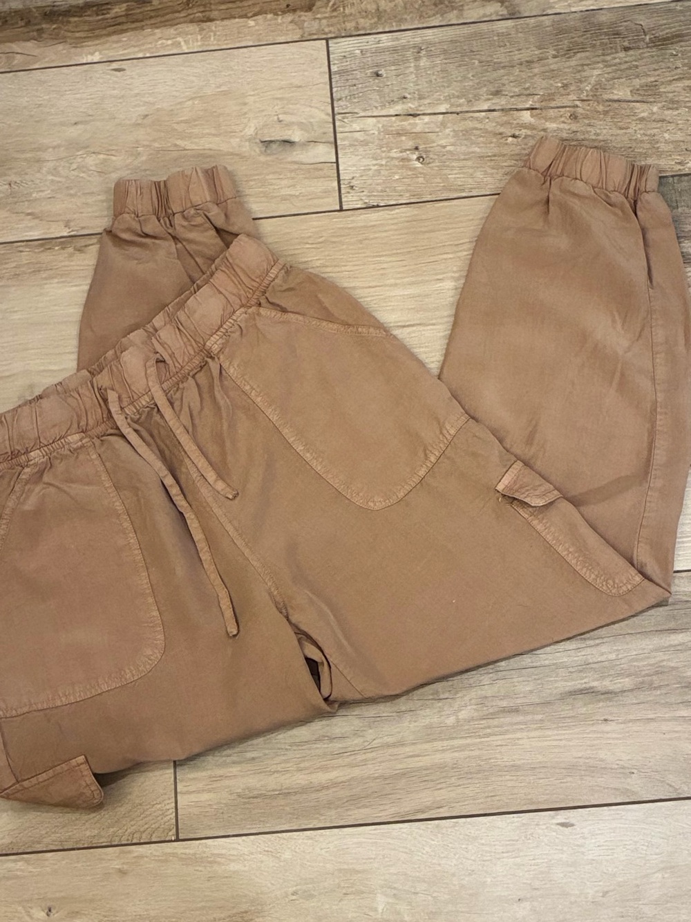 Thread & Supply Cropped Cargo Joggers in Light Beige